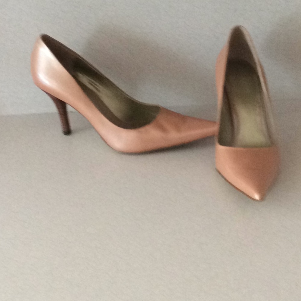 Iridescent pumps